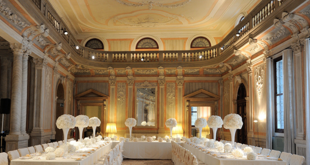 Wedding at Palazzo Cavalli with white linens and white flowers